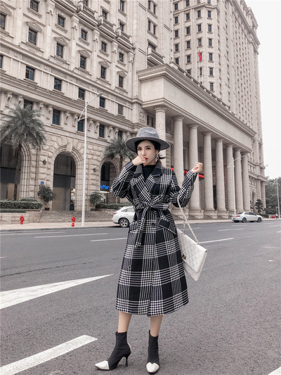 Hosszú, elegáns kockás kabát fehér és fekete színben