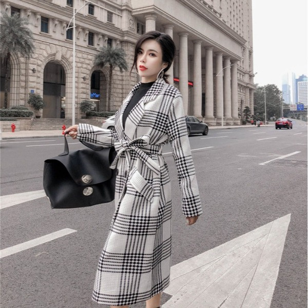 Hosszú, elegáns kockás kabát fehér és fekete színben