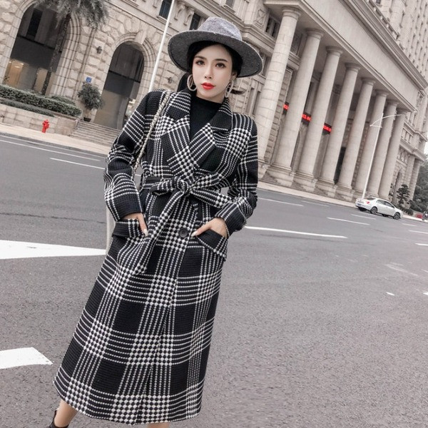 Hosszú, elegáns kockás kabát fehér és fekete színben
