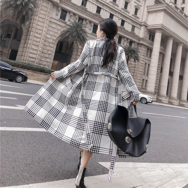Hosszú, elegáns kockás kabát fehér és fekete színben