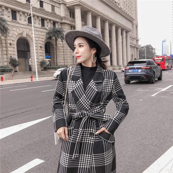 Hosszú, elegáns kockás kabát fehér és fekete színben
