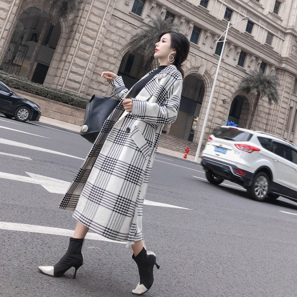 Hosszú, elegáns kockás kabát fehér és fekete színben