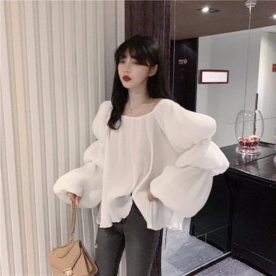 Μοντέρνα γυναικεία μπλούζα με οβάλ λαιμόκοψη και φαρδιά μανίκια σε λευκό και μαύρο χρώμα