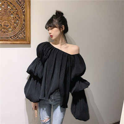 Μοντέρνα γυναικεία μπλούζα με οβάλ λαιμόκοψη και φαρδιά μανίκια σε λευκό και μαύρο χρώμα