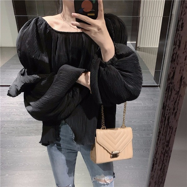 Μοντέρνα γυναικεία μπλούζα με οβάλ λαιμόκοψη και φαρδιά μανίκια σε λευκό και μαύρο χρώμα