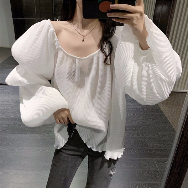 Μοντέρνα γυναικεία μπλούζα με οβάλ λαιμόκοψη και φαρδιά μανίκια σε λευκό και μαύρο χρώμα