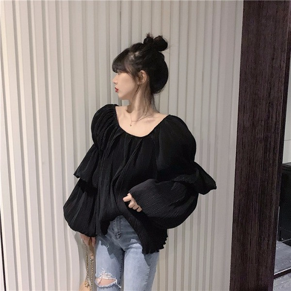 Μοντέρνα γυναικεία μπλούζα με οβάλ λαιμόκοψη και φαρδιά μανίκια σε λευκό και μαύρο χρώμα