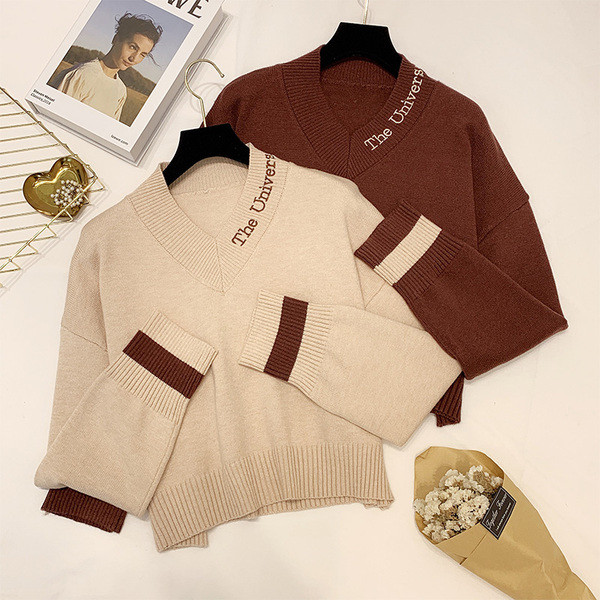 Μοντέρνο γυναικείο πουλόβερ με λαιμόκοψη σε διάφορα χρώματα