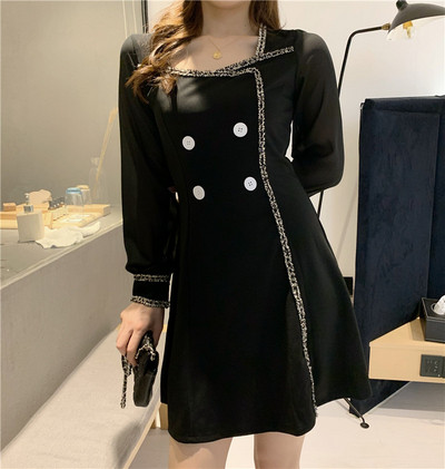 Rochie elegantă de damă, cu decolteu pătrat și nasturi de culoare neagră