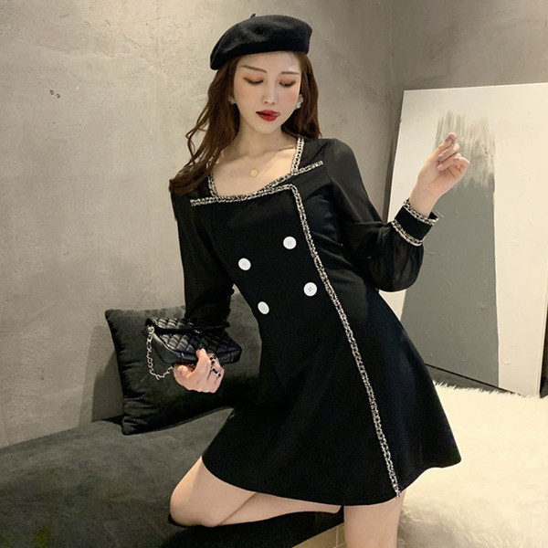 Rochie elegantă de damă, cu decolteu pătrat și nasturi de culoare neagră