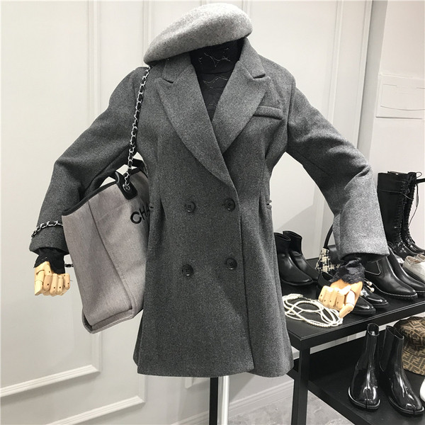 Κομψό γυναικείο παλτό με κουμπιά σε μαύρο και γκρι χρώμα