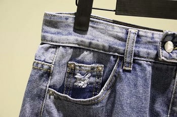 Μοντέρνα γυναικεία φούστα denim με χαραγμένα μοτίβα και τσέπες σε μπλε χρώμα