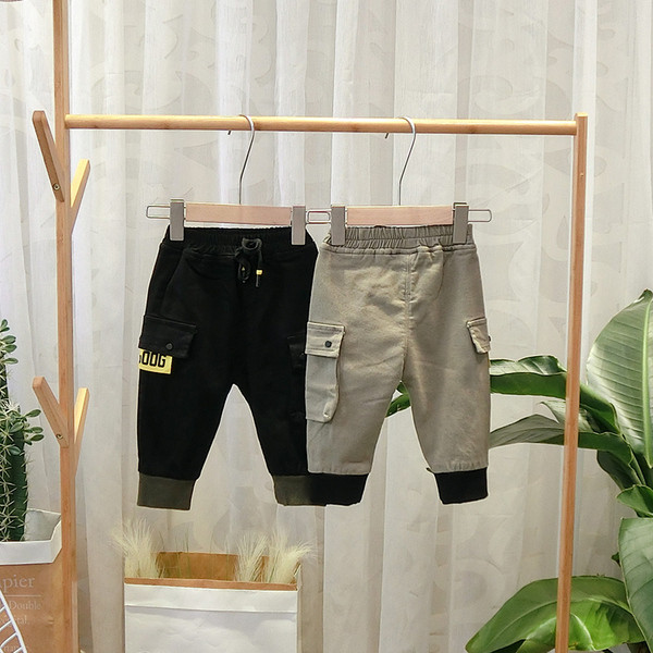 Sport gyereknadrág fekete és szürke zsebekkel