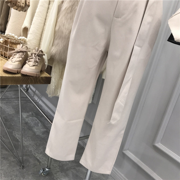 Стилен дамски панталон с колан в черен и бежов цвят