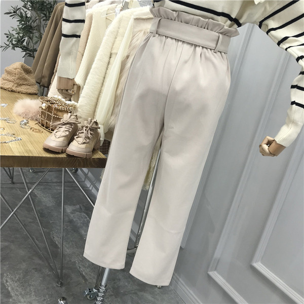 Стилен дамски панталон с колан в черен и бежов цвят