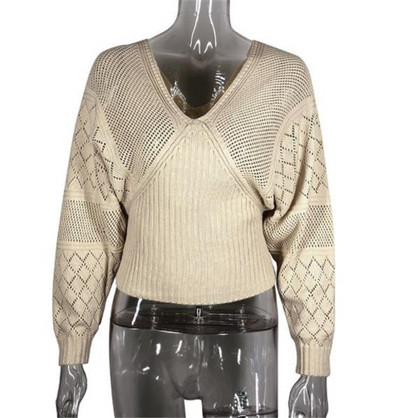 Μοντέρνο γυναικείο πουλόβερ  με λαιμόκοψη σε μπεζ χρώμα