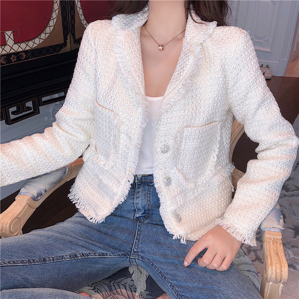 Modern női kabát zsebbel és fehér gombokkal