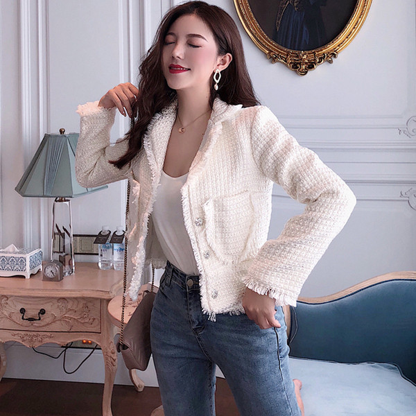 Modern női kabát zsebbel és fehér gombokkal