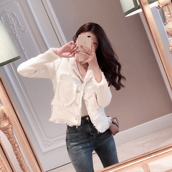 Modern női kabát zsebbel és fehér gombokkal