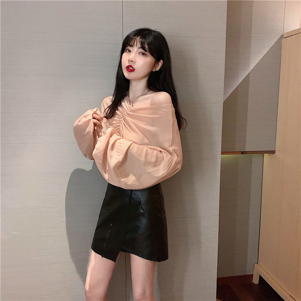 Cămașă modernă de damă cu umerii goi și mâneci largi în bej