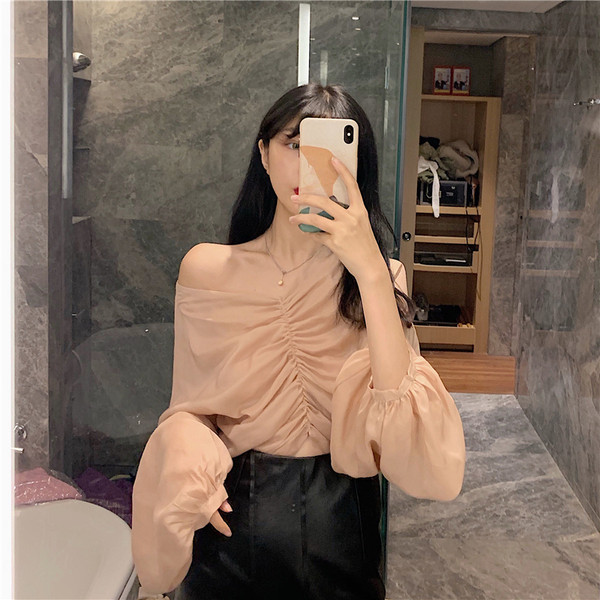 Cămașă modernă de damă cu umerii goi și mâneci largi în bej