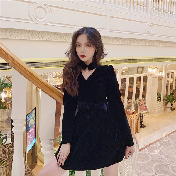 Rochie moderna de dama cu panglica si decolteu din catifea spitz