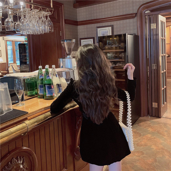 Rochie moderna de dama cu panglica si decolteu din catifea spitz