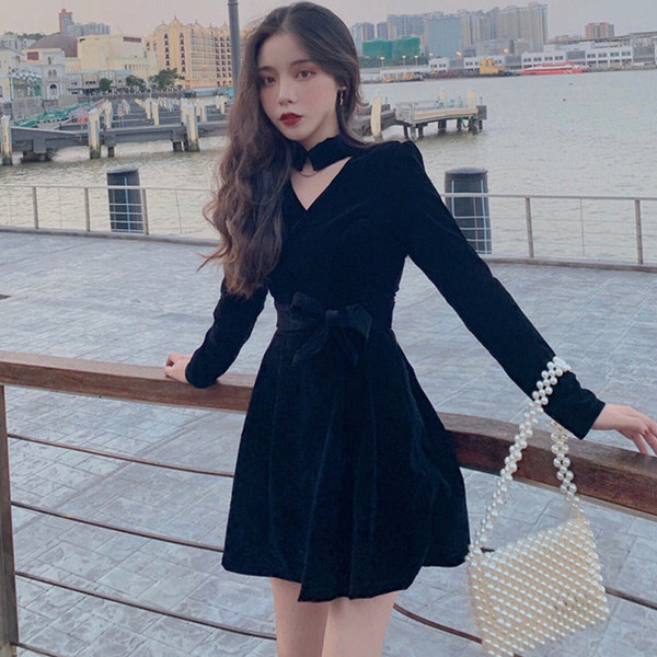 Rochie moderna de dama cu panglica si decolteu din catifea spitz