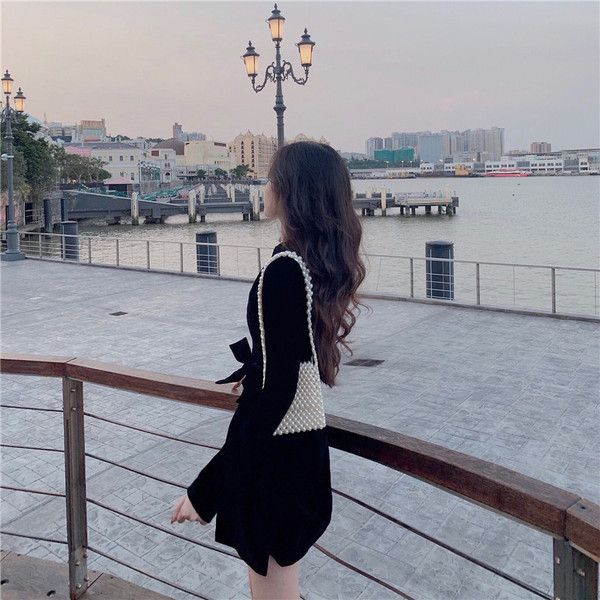 Rochie moderna de dama cu panglica si decolteu din catifea spitz