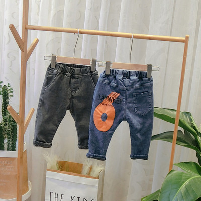 Модерни детски дънки с щампа за момчета в син и сив цвят