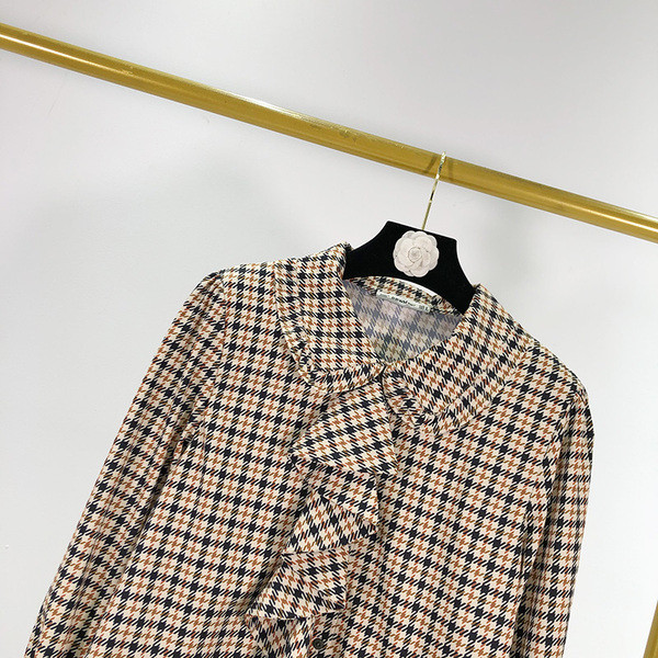 Cămașă de damă în carouri cu guler broască și mâneci lungi