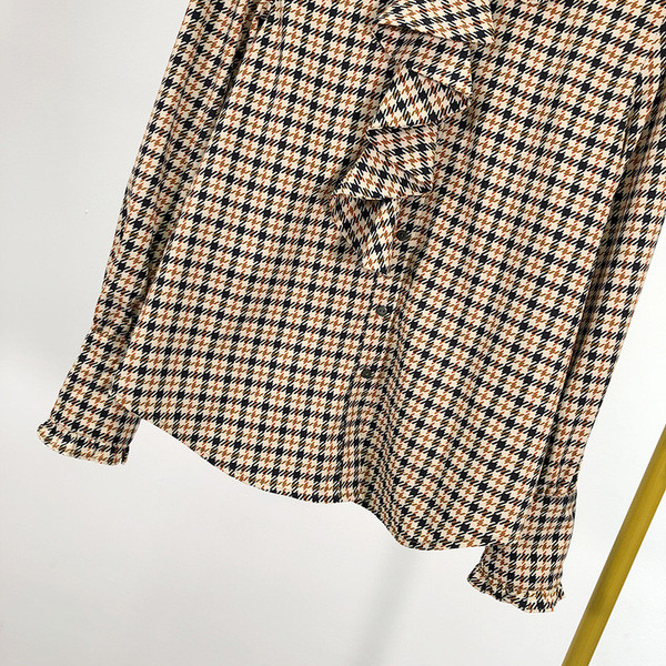 Cămașă de damă în carouri cu guler broască și mâneci lungi