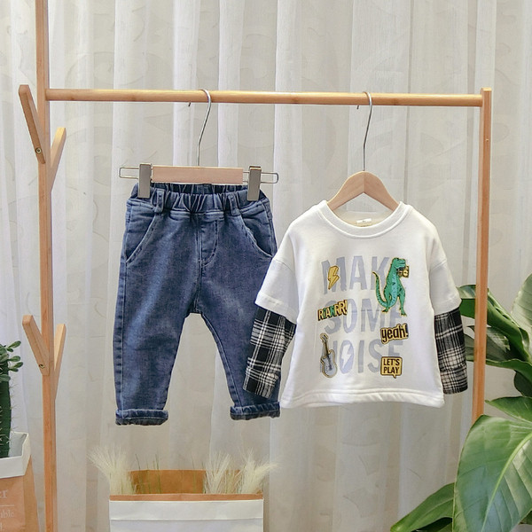 Νέο μοντέλο casual γυναικείο t-shirt με εκτύπωση σε λευκό και μαύρο χρώμα