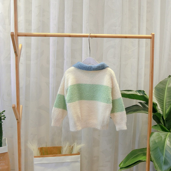 Modern gyerekpulóver klasszikus gallérral és gombokkal fiúknak