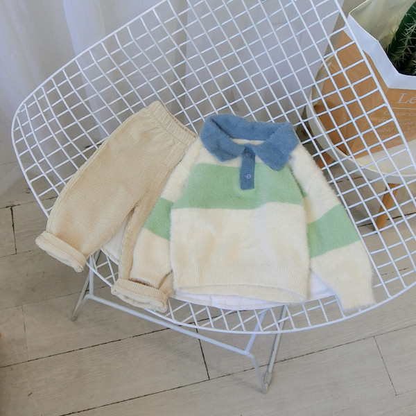 Modern gyerekpulóver klasszikus gallérral és gombokkal fiúknak