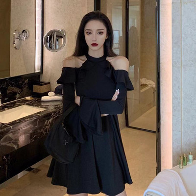 Μοντέρνο γυναικείο φόρεμα με γυμνούς ώμους με μακρύ μανίκι σε μαύρο χρώμα