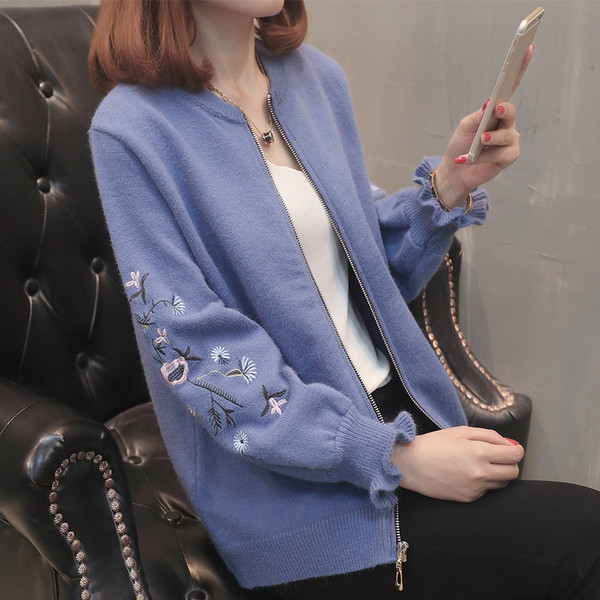 Aktuális női mellény cipzárral és több színben hímzéssel