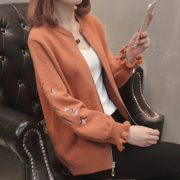 Aktuális női mellény cipzárral és több színben hímzéssel