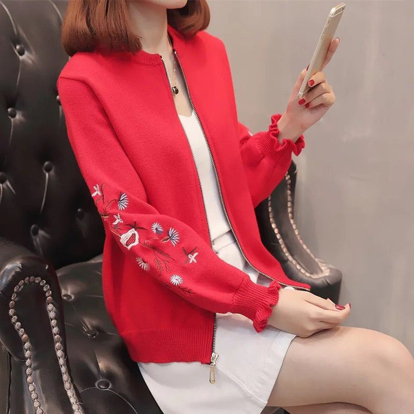 Aktuális női mellény cipzárral és több színben hímzéssel