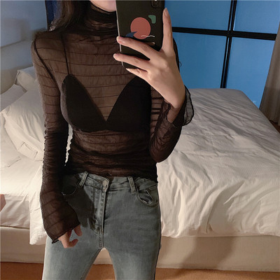 Καθημερινή γυναικεία μπλούζα με ψηλό γιακά σε λευκό και μαύρο χρώμα