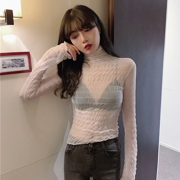 Καθημερινή γυναικεία μπλούζα με ψηλό γιακά σε λευκό και μαύρο χρώμα