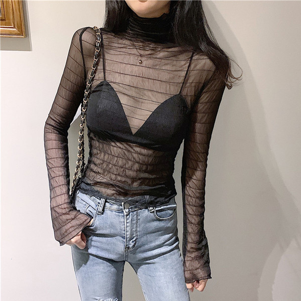 Καθημερινή γυναικεία μπλούζα με ψηλό γιακά σε λευκό και μαύρο χρώμα