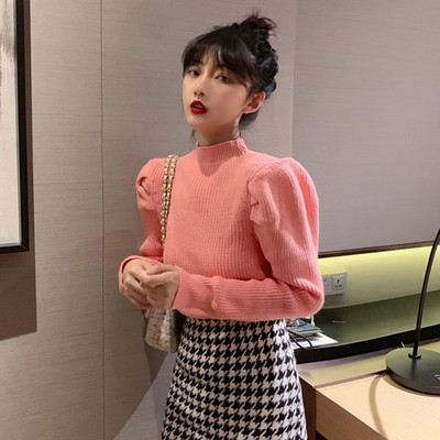 Μοντέρνο γυναικείο πουλόβερ με υψηλό γιακά σε ροζ χρώμα