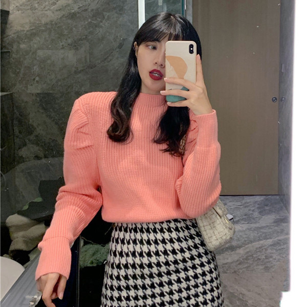 Μοντέρνο γυναικείο πουλόβερ με υψηλό γιακά σε ροζ χρώμα