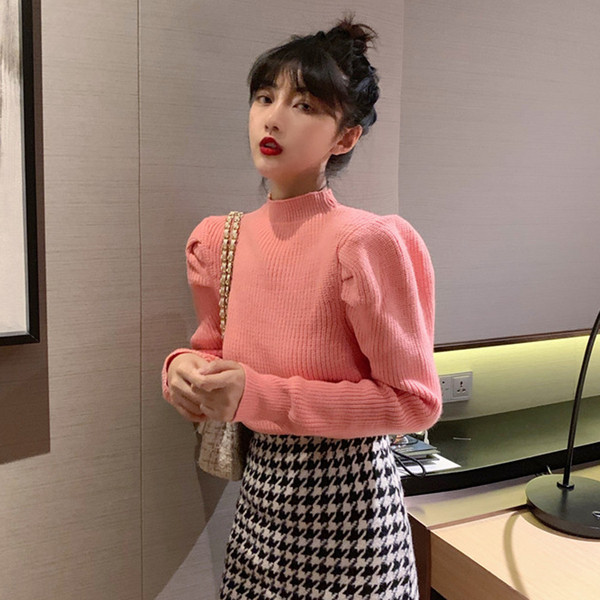 Μοντέρνο γυναικείο πουλόβερ με υψηλό γιακά σε ροζ χρώμα