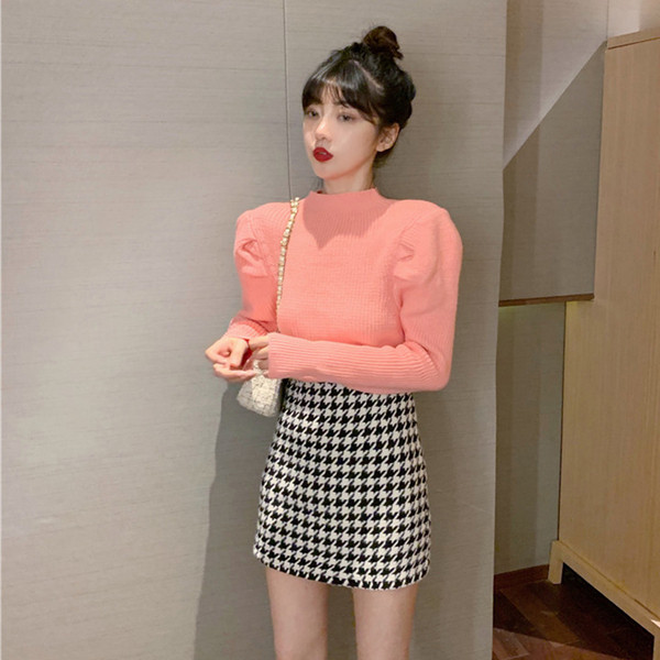 Μοντέρνο γυναικείο πουλόβερ με υψηλό γιακά σε ροζ χρώμα