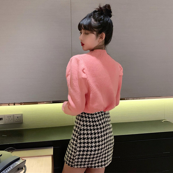 Μοντέρνο γυναικείο πουλόβερ με υψηλό γιακά σε ροζ χρώμα