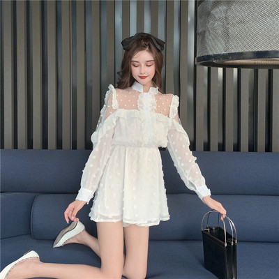 Μοντέρνο γυναικείο φόρεμα με κουμπιά και τούλι σε λευκό και μαύρο χρώμα