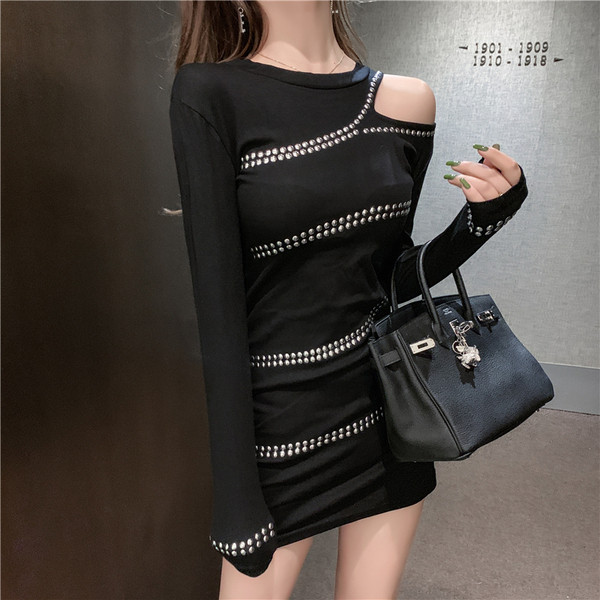 Καθημερινό γυναικείο φόρεμα με μακριά μανίκια και μεταλλικά στοιχεία σε μαύρο χρώμα