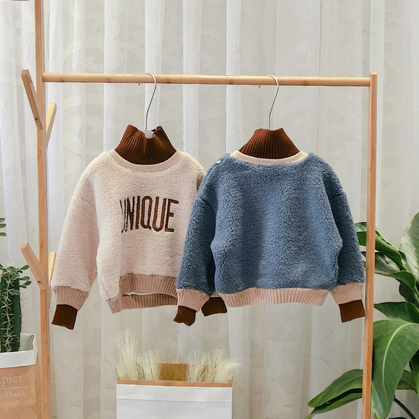 Hanorac modern pentru copii cu broderie pentru baieti in bej si albastru